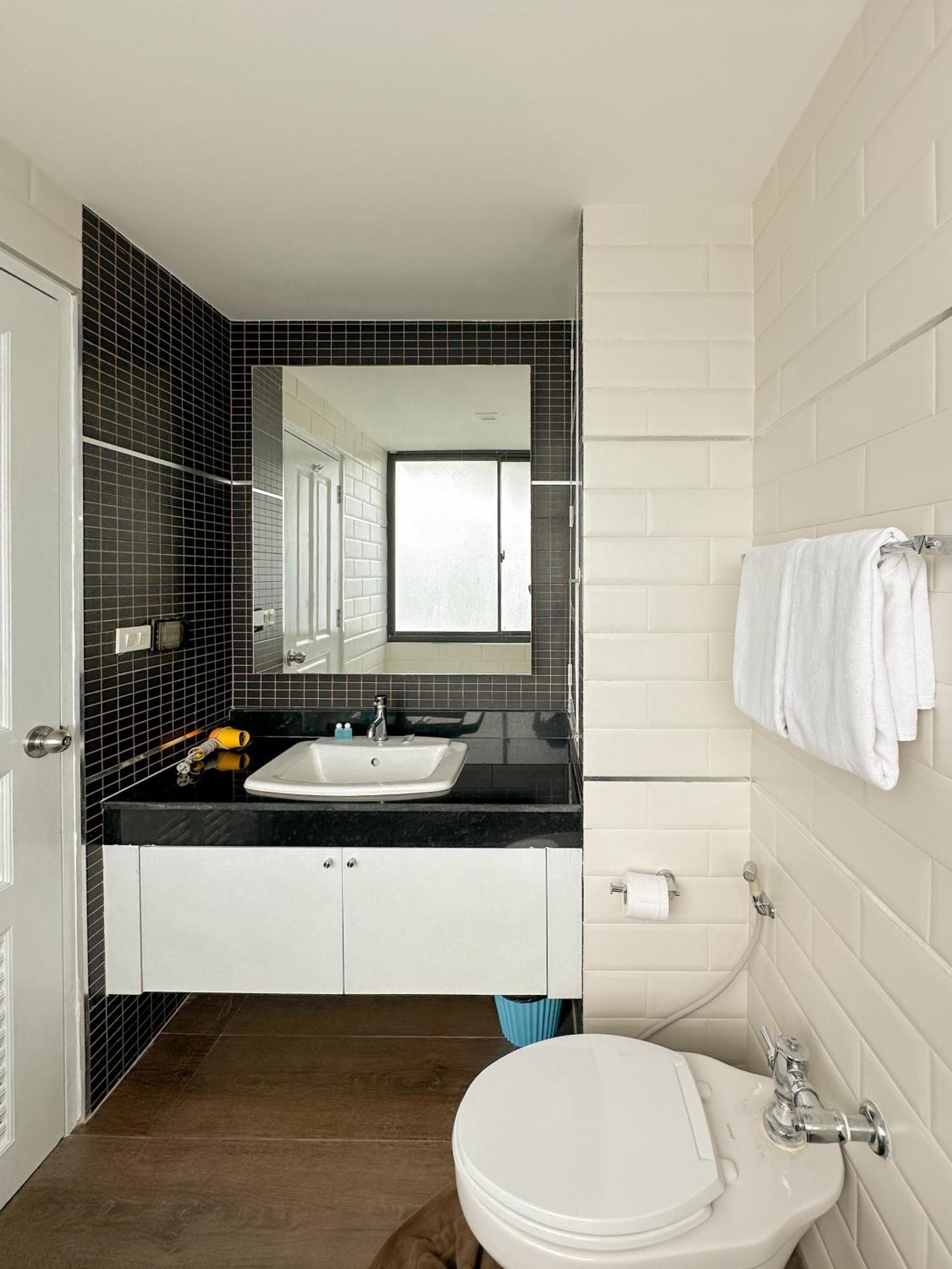 Nantiruj Tower - นันทิรุจ ทาวเวอร์ เซอร์วิสอพาร์ทเม้นท์ สุขุมวิท ซอย 8 Apartment Bangkok Bilik gambar